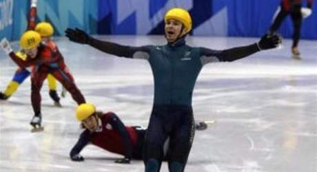 Steven Bradbury vítzí na zimních olympijských hrách v Salt Lake City