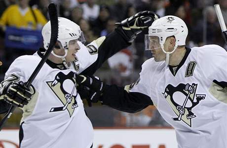 Radost hokejist Pittsburghu Sidneyho Crosbyho (vlevo) a Sergeje Gonara