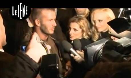 Reportérka Elena Di Cioccio pár vtein ped útokem na Beckhamv rozkrok 