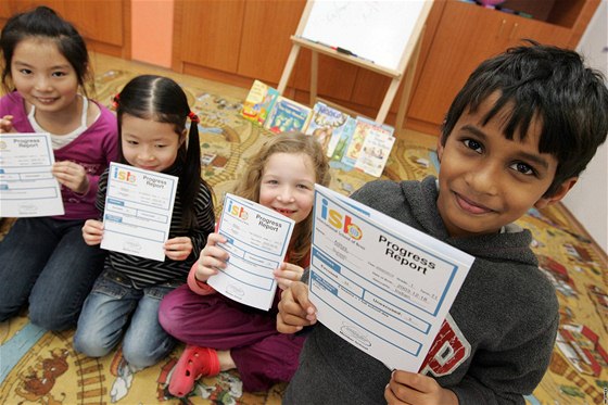 áci první tídy International School of Brno dostávali pololetní vysvdení letos poprvé. kola zaala fungovat loni v záí (v pravo Adytia Suresh z Indie).