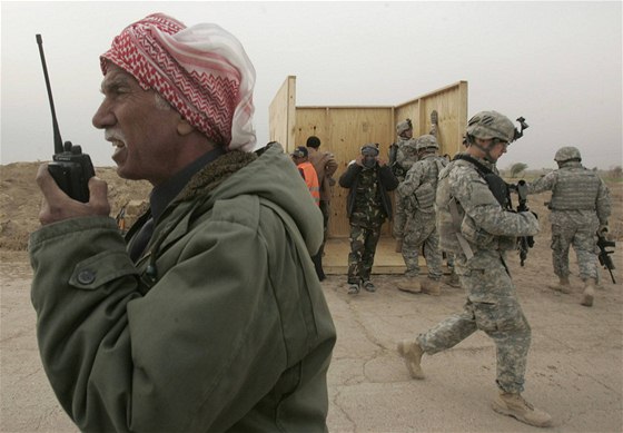 Irácký policista asistuje pi akci amerických jednotek v Iráku