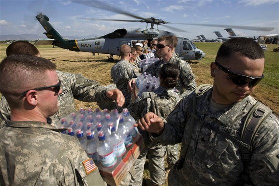 Amerití vojáci na Haiti vykládají pomoc z helikoptéry (21. 1. 2010)