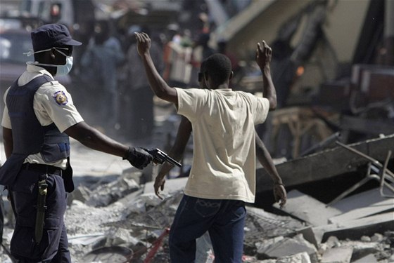 Haitský policista zadruje mue podezelého z rabování