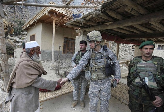 Americký voják si potásá rukou se starostou jedné z vesnic v severovýchodním Afghánistánu