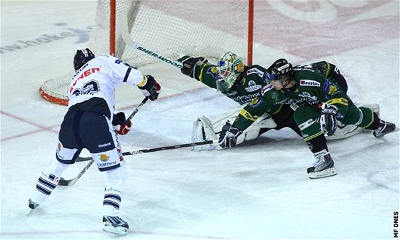 Liberec - Karlovy Vary: Petr Nedvd (v bílém) stílí gól Lukái Mensatorovi