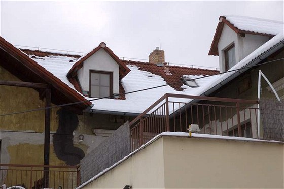 Odtátý sníh na stechách odhalí kvalitu izolaci v podkroví
