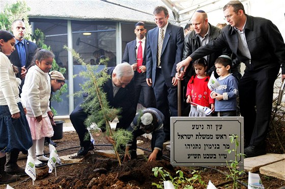 Izraelský premiér Benjamin Netanjahu na návtv jedné z osad nedaleko Jeruzaléma (24. ledna 2010)