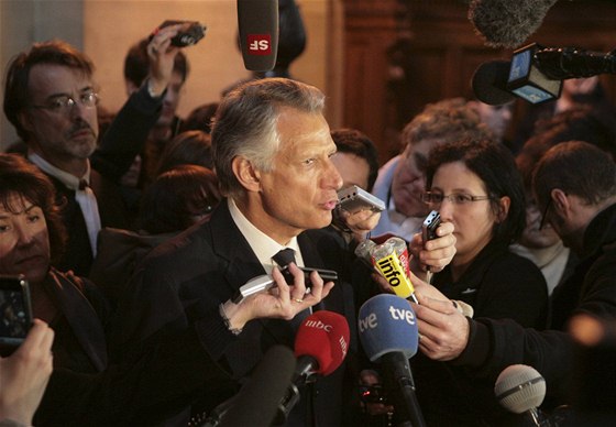 Bývalý francouzský premiér Dominique de Villepin se nesnail oernit nynjího prezidenta Nicolase Sarkozyho, konstatoval soud (28. ledna 2010)