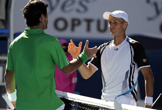 Fernando Verdasco (vlevo) gratuluje Nikolaji Davydnkovi k postupu do tvrtfinále Australian Open