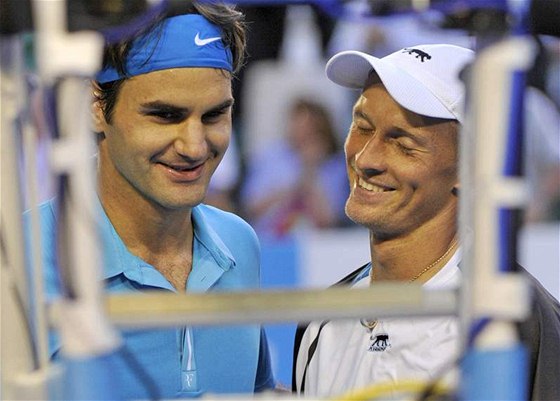 Nikolaj Davydnko (vpravo) sice s Federerem prohrál, po zápase se ale usmíval