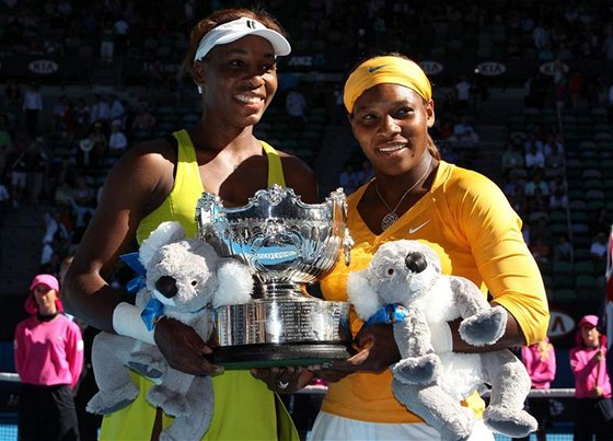 Venus (vlevo) a Serena Williamsovy spolu v lednu vyhrály debla na Australian Open
