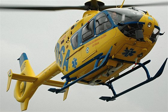 Holiku transportoval vrtulník do nemocnice v Plzni. Ilustraní foto.