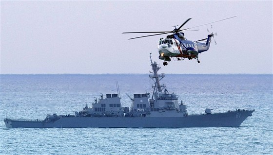 Libanonská helikoptéra prolétá nad lodí amerického námonictva USS Ramage, která lokalizovala v moi erné skíky zíceného letounu Ethiopian Airlines. (26. ledna 2010)