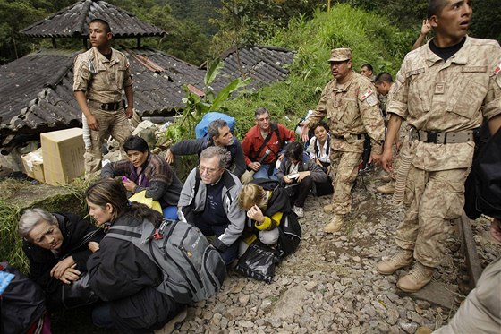 Turisté ekají na evakuaci z Machu Picchu (27. ledna 2010)