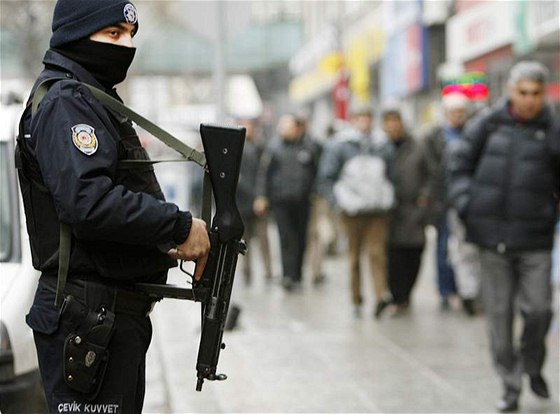 Turecké policejní jednotky provedly zátahy v 16 provinciích zem. Ilustraní foto.