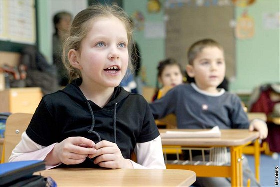 Studenti bez potebných znalostí by prý mohli ve kolách pracovat jako asistenti pedagog, vést krouky nebo suplovat. Ilustraní foto.