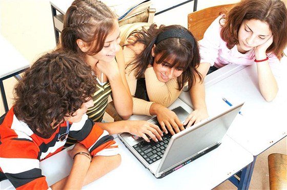Studenti asto vyuívají internet k ulehení svých studijních povinností (Ilustraní foto)