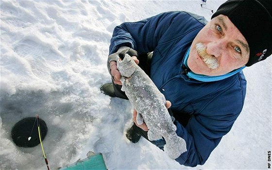 Brnnský rybá Karel Otýpka se zmrzlým pstruhem. (27. ledna 2010)