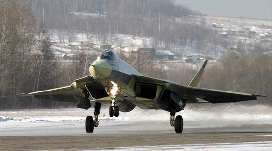 Prototyp nové ruské stíhaky Suchoj T-50 na sibiském letiti. (29. ledna 2010)