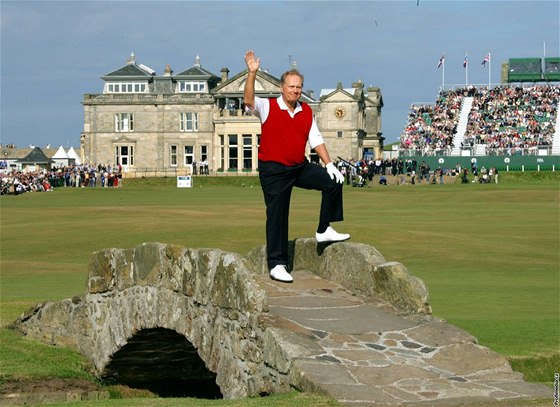 Takhle se Jack Nicklaus v roce 2005 rozlouil s velkým golfem - za neutuchajícího potlesku publika v St Andrews.