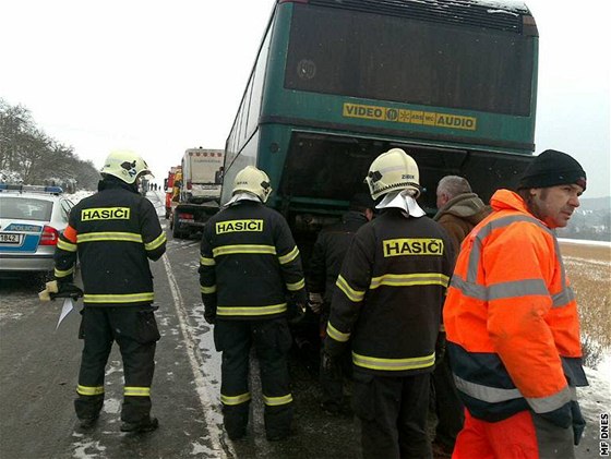 K nehod vyjídli krom policie a léka také hasii