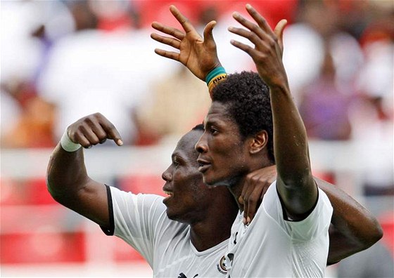 Asamoah Gyan (vpravo) a Emmanuel Agyemang-Badu slaví gól Ghany do sít Nigérie 