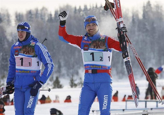 Nikolaj Morilov (vlevo) a Alexej Peuchov slaví výhru ve SP ve sprintu dvojic v ruském Rybinsku