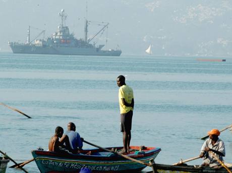 Haian vyhlej trajekt, kter by je odvezl z Port-au-Prince