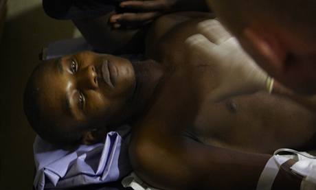 Zachrnn Wismond Exantus, kter strvil pod troskami po niivm zemtesen na Haiti 11 dn 
