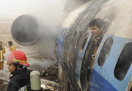Letadlo se 170 lidmi na palub v rnskm Mahadu zaalo pi pistvn hoet (24. 1. 2010)