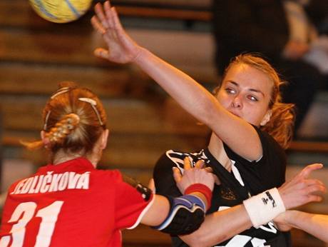 Zln - Slavia: Leona virkov (vpravo) a Monika Jedlikov