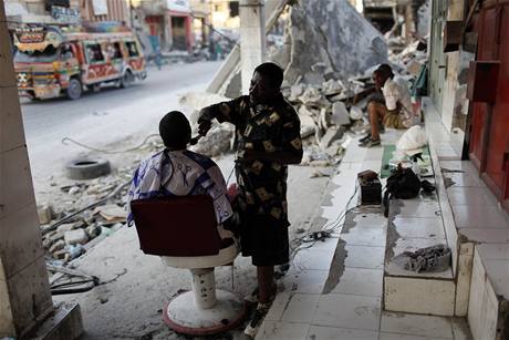 Ramond Martin hol zkaznka ped svm znienm holistvm v Port-au-Prince (28. ledna 2010)