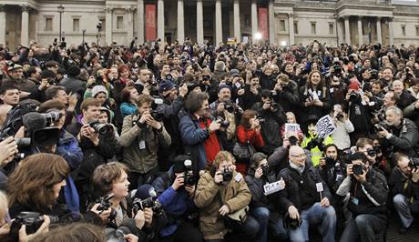 Britt fotografov na nmst Trafalgar v centru Londna. (23. ledna 2010)