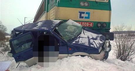 Tragick srka osobnho vozu s nkladnm vlakem u jezdu u Chocn. (28. ledna 2010)