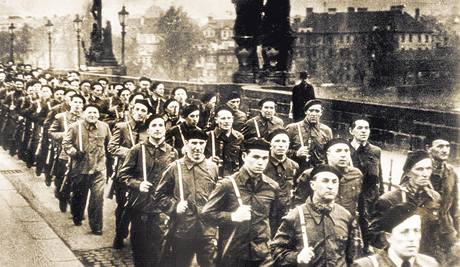 Milicioni pochoduj po Karlov most na pehldku na Staromstskm nmst v Praze v roce 1948.