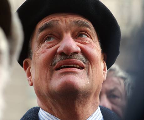 Odhalen pamtn desky Olze Havlov pihlel i Karel Schwarzenberg (27. ledna 2009)