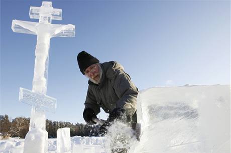 V Rusku, a nejen tam, jsou schopni z ledu vysekat cel msto. Na snmku leton sochn z ledu u Raifskho kltera, zhruba 30 kilometr od tatarstnsk metropole Kazan,  