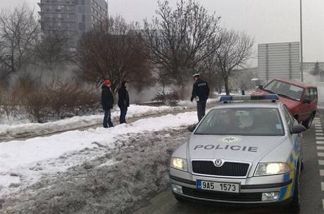 Policie zasahuje u prasklho parovodu v Praze Hostivai