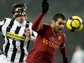 Juventus - AS m: Zdenk Grygera (s maskou) a Simone Perrotta