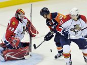 NY Islanders - Florida: hostujc glman Tom Vokoun el anci Richarda Parka. Vpravo brnc  Dmitrij Kulikov.