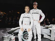 Michael Schumacher (vpravo) a Nico Rosberg pi pedstaven tmu Mercedes