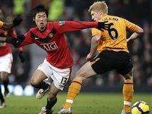 Manchester United - Hull: Park Ji-Sung (uprosted), Paul McShane (vpravo) a George Boateng