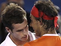 Rafael Nadal (vpravo) skreuje tvrtfinle Australian Open s Britem Murraym