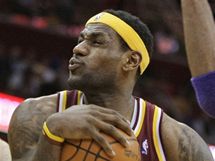 LeBron James (uprosted) z Clevelandu Cavaliers je atakovn hri Los Angeles Lakers Pauem Gasolem (vlevo) a Kobem Bryantem