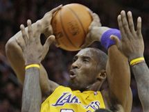 LeBron James (Cleveland Cavaliers) versus Kobe Bryant (Los Angeles Lakers)
