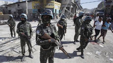 Písluníci sil OSN hlídkují v Port-au-Prince