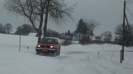 esko v noci zasypal nov snh, zpsobil dopravn komplikace na ad mst eska. Na snmku Domalicko (28. 1. 2010)