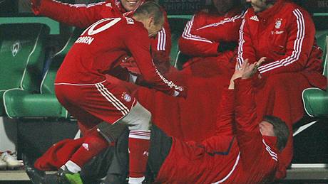 MISTR SE TRÁPÍ. Ricardo Costa rozílen gestikuluje bhem dalího utkání, které úadující mistr Wolfsburg nezvládl.