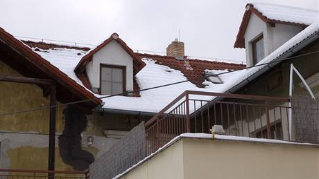 Odtátý sníh na stechách odhalí kvalitu izolaci v podkroví