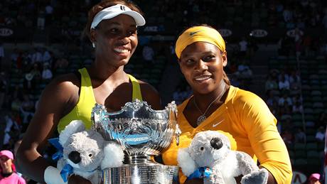 Venus (vlevo) a Serena Williamsovy - vítzky Australian Open 2010